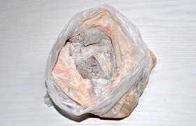 Сливаем молоко. В пакет насыпаем муку, кладем в него печень, переворачиваем несколько раз и потряхиваем – так все кусочки хорошо  панируются , а руки у нас чистые. 