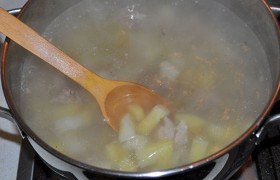 Бульон к этому времени уже сварен, процежен, мясо нарезано кусочками. Бульон кипит, и мы кладем в него нарезанный картофель. (Рецепты правильной  варки бульонов ). Мы обычно варим бульоны заранее и  замораживаем , так что остается только положить брикет в воду. 