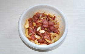 Вливаем в миску с мясом 1-2 ст. ложки растительного масла, добавляем аджику и нашинкованные некрупными сегментами луковицы, перемешиваем, оставляем для маринования минимум на 30 минут.