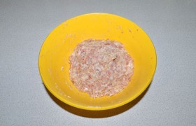 В миску с фаршем мы кладем овсяные хлопья, порубленный маленьким кубиком лук, приправы, 3 столовые ложки сливок, вымешиваем. Через 10 минут проверяем: если фарш все еще очень густой – добавляем сливки. Фарш обязательно  отбиваем  18-20 раз.
