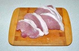 Свиную корейку промываем и бумажными полотенцами максимально снимаем влагу. Нарезаем ломтями толщиной примерно 15-17 мм.