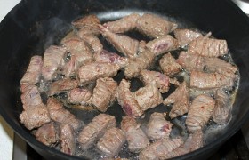 Выкладываем на сухую сковороду, предварительно хорошо разогретую на средне-сильном огне, помешиваем несколько минут, пока испарится жидкость, которую неизбежно выделяет мясо.