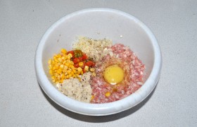 Соединяем в миске фарш, порубленный сладкий перец и чили, очень мелким кубиком порубленный лук, зелень, замоченный хлеб, яйцо, горчицу, кукурузу. Посыпаем приправами (соль, зира, перец). Вымешиваем долго,  отбиваем .