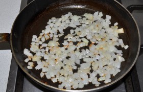 Луковицу шинкуем крупным кубиком. На среднем огне конфорки пассеруем, помешивая, в разогретом масле 4-5 минут.