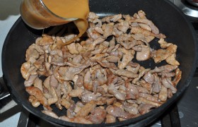 Мясо посветлело, появляются корочки – вынимаем, жарим оставшееся. Возвращаем в сковороду готовую свинину, заливаем соусом, который смешали перед жаркой. Помешивая, доводим до закипания, накрываем сковороду и выключаем огонь. Через 3-4 минуты подаем.