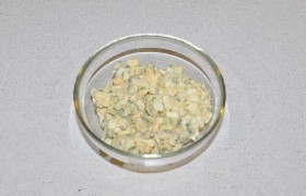 Готовим начинку: нарезаем отварные яйца кубиком, посыпаем зеленью, заправляем майонезом, перемешиваем аккуратно.