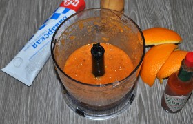 Для маринада апельсин очищаем, все его дольки и кусочек корочки (примерно 1/8 часть) складываем в блендер, добавляем горчицу и травы, Табаско, перец, половину соли, измельчаем. Кладем мед, паприку и крахмал, вымешиваем. Получился довольно густой маринад.