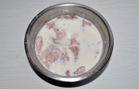 Складываем мясо в достаточно широкую миску и заливаем молоком минимум на час. Или на несколько часов, если готовить собираемся позже.
