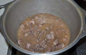 Вместе с выделившимся соком перекладываем в латку (кастрюлю). Добавляем четверть-треть стакана воды, тушим 15 минут под крышкой, огонь – малый.