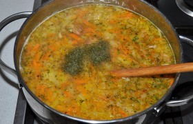 Посыпаем зеленью, свежей или сушеной, для улучшения вкуса кладем сливочное масло. Накрываем и оставляем на выключенной конфорке на 5-10 минут.