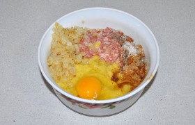 Соединяем в миске пюре, мясной фарш, обжаренный лук, приправы, яйцо. 2-5 минут вымешиваем руками. Длительное вымешивание делает фарш гуще, плотнее и эластичнее. И еще - 20-25 раз  отбиваем .