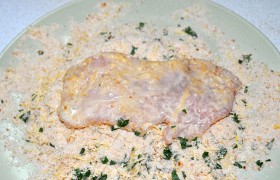 Вот теперь сухими руками каждый шницель панируем в смеси сухарей с сыром и мелко порубленной петрушкой, и тут нужна для раскладки вторая доска. 