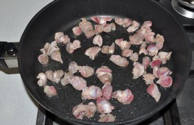 Потрошки промываем, обсушиваем, по отдельности нарезаем, складывая в разные мисочки. На сильном огне в  перекаленном масле  обжариваем желудки 5 минут.