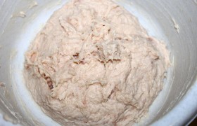 Измельчаем кусочки филе блендером. Добавляем нарезанное, вынутое еще раньше из холодильника сливочное масло, соль и перец. Ручным блендером перемалываем фарш как можно мельче. Нет этого прибора - придется пропустить фарш через мясорубку с самыми малыми отверстиями несколько раз. По ходу 2-3 раза добавляем понемногу сливок – фарш не должен быть сухим.