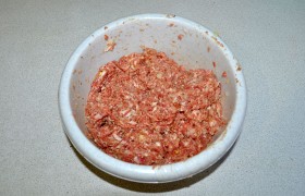 Вынимаем из холодильника промаринованное мясо и – в мясорубку. В фарш добавляем яйцо, вымешиваем, пробуем на соль и добавляем ее, если надо. Фарш  отбиваем , т.е. поднимаем на руке и шлепаем обратно в миску раз 20. Он становится пластичнее и лучше держит форму. 