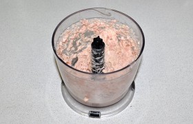 Он замечательно измельчает всю массу, и мы получаем нежный мягкий фарш. Вымешиваем несколько минут, за которые он становится немного плотнее.
