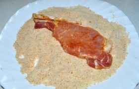 Миндаль измельчаем (мы делали это в кофемолке, по 2-3 секунды порцию кусочков миндаля). Иной способ – замоченные на 20 минут орешки миндаля очищаем и рубим ножом либо измельчаем блендером. Смешиваем с панировочными сухарями. И в этой смеси  панируем  наши отбивные, крепко прижимая.