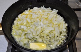 Лук шинкуем средним кубиком, засыпаем в разогретое масло – растительное со сливочным. На среднем огне  пассеруем  лук 7-10 минут.
