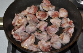 Вливаем масло, сковороду ставим на сильный огонь, когда  масло перекалено  – закладываем мясные куски, жарим с обеих сторон до явственной коричневой корочки. Перекладываем в латку, казан. 
