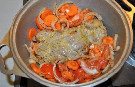 Через 20 минут после начала запекания добавляем к мясу овощи, раскладывая по бокам, и накрываем крышкой. Оставляем в духовке на 35-45 минут.
