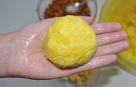 формуем в ладонях шарик, стандартная величина которого – с небольшой апельсин.