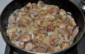 засыпаем нарезанные полукольцами луковицы. Огонь устанавливаем средний, посыпаем сахаром, солью и жарим, периодически перемешивая, 8-9 минут, до мягкости лука. Наливаем немного воды, треть-половину стакана, кладем немножко хмели-сунели, тушим в закрытой посуде, снизив огонь конфорки до малого, 15-20 минут. 
