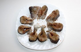 Посыпаем майораном и приправой для рыбы, перцем, поливаем свежевыжатым из лимона соком. Все это – с обеих сторон. Оставляем на четверть часа, чтобы специи отбили специфический запах щуки.
