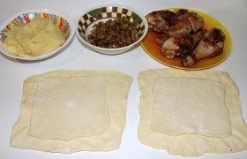 На растительном масле,  перекалив  его на средне-сильном огне, обжариваем куриные ножки со всех сторон, до румянейшей корочки, 12-15 минут. Ножки, пюре, грибы готовы. Нарезаем слоеное тесто: 2 листа – пополам, третий – на 4 части. 