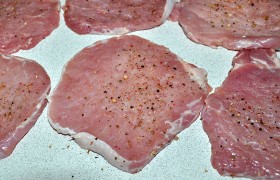 Посыпаем обе стороны отбивных смесью соли и перца, похлопываем ладонью, чтобы приправы не осыпались.