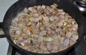 Теперь – очередь грибов, кладем к мясу, перемешиваем.
