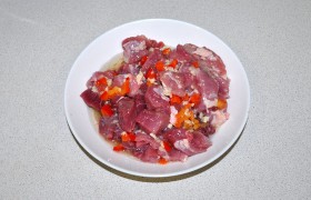 Поливаем мясные кусочки, перемешиваем. Мариноваться мясо должно не менее получаса, больше – пожалуйста.