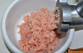 Нарезанные филе пропускаем через мясорубку.