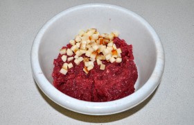 Добавляем к мясу. Сыплем соль и перец, вымешиваем – при этом фарш становится плотнее. Тогда добавляем немного молока, еще вымешиваем и  отбиваем фарш . 