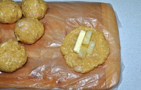 Каждый разминаем в лепешку, кладем кусочки ананаса и подмороженного сливочного масла. 