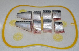 Рыбу, конечно же, потрошим, отделяем головы, хвосты, плавники. Промываем как следует тушки и обсушиваем. Нарезаем кусками.