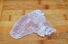 Каждый кусок покрываем тонким слоем мучной панировки, стряхивая излишки. Вкладываем панированный кусок филе в пищевой пакет (или между слоями пленки) и несильными ударами деревянного молотка  отбиваем  с обеих сторон - до толщины 10-12 мм. 