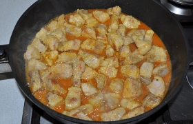 Поливаем соусом из другой сковородки (или перекладываем мясо в нее), добавляем немного кипятка. Вскипело – ставим крышку и выключаем. Оставляем на 5 минут и сразу подаем.