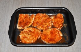 Смазываем форму маслом и несколькими ложками соуса, смешанного из кетчупа и кока-колы, раскладываем отбивные, солим, поливаем тем же соусом (по 1,5-2 ст. ложки на каждый кусок мяса).