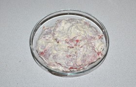Обмазываем кусочки маринадом, складывая их в миску. Оставляем на полчаса-час мариноваться (можно и на несколько часов, до суток). Перед жаркой  панируем  в сухарях – они плотно прилипают к маринаду, но излишки стряхиваем, чтобы не горели в масле.