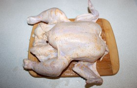 Мокрую курицу досуха промокаем сложенными бумажными полотенцами. Смешиваем маринад и от ножек до крылышек обмазываем курицу (внутри - обязательно). И оставляем на столе часа на 3, можно и побольше.