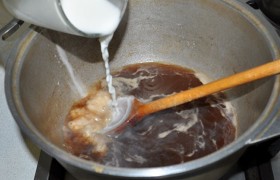 Маринад частью выкипел и слишком соленый. Процеживаем, часть оставляем, добавляем немного воды. После закипания выливаем разведенный водой крахмал, помешиваем до загущения соуса.
