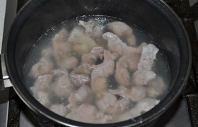 Промытые желудочки закладываем в закипевшую воду, под крышкой и на малом огне оставляем вариться на полчасика. А сердечки и печень заливаем чистой холодной водой – отмачиваем, после чего обсушиваем.