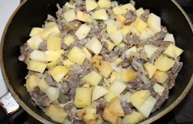Закладываем и очищенную, нарезанную кубиками картошку. Растворяем бульонный кубик в кипятке, заливаем. Достаточно от 2 третей до полного стакана.