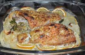 Сверху укладываем нарезанное кусочками сливочное масло, запекаем в середине духовки полчаса при 200°, после чего, если требуется, поднимаем форму повыше и оставляем запекаться до румяной корочки, что займет еще примерно 10-15 минут.