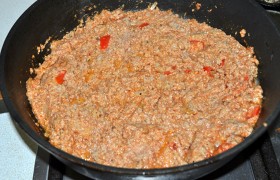 Начинаем с подготовки мясного соуса болоньезе. Сковороду с растительным маслом разогреваем средним огнем. Загружаем шинкованный некрупно лук, чеснок и порубленный сельдерей, через 5-7 минут – мясной фарш, который, несколько минут обжарив, заливаем  пассатой  или тертыми помидорами, приправляем перцем и солью и тушим 15-20 минут, без крышки, до выпаривания лишней жидкости. 