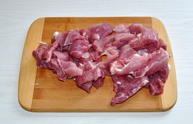 Мясо, промытое и бумажными полотенцами обсушенное, нарезаем ломтями толщиной примерно 15 мм, из этих ломтей нарезаем недлинные брусочки. 