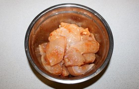 Куриные филе промываем, влагу удаляем бумажными полотенцами. Отделяем малые филе, большие нарезаем поперек на ломтики толщиной 20-22 мм. Складываем в мисочку, посыпаем паприкой, чесноком, солью и выжимаем сок как минимум из половинки лимона. Перемешиваем кусочки, оставляем помариноваться на 10 минут.