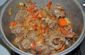 и выкладываем к мясу. 