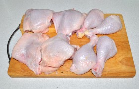 Окорочка мы делим на ножки и бедрышки (можно и целиком), промываем, обсушиваем.
