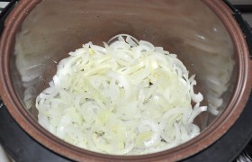 Пока мы это делаем, мультиварка разогревается на режиме жарки. Крупными полукольцами шинкуем лук, при помешивании обжариваем в мультиварке 4-6 минут.